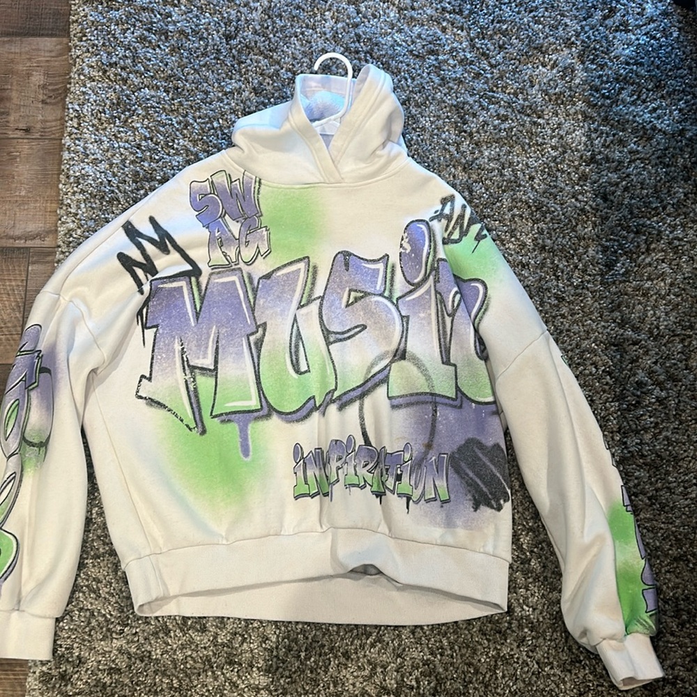 Not my style anymore. Tiny stain on bottom.